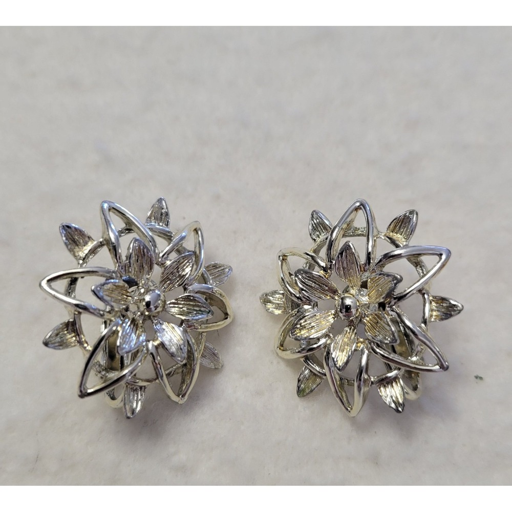 Vintage SARAH COVENTRY Signed "Peta-lure"‎ Gold Tone Clip On Earrings A
